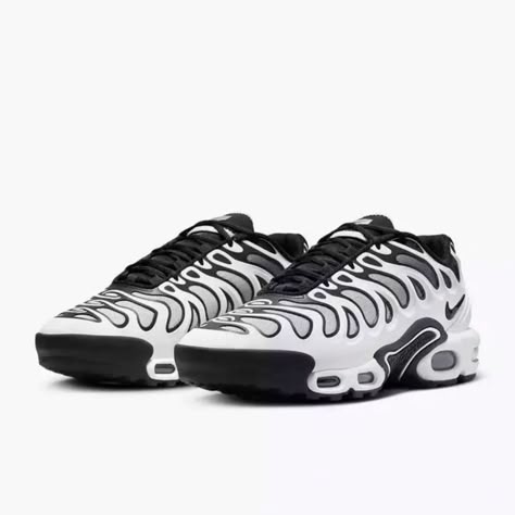 Close-up of the Nike Air Max Plus Black and White Drift, showcasing its gradient upper, breathable mesh, and bold TPU overlays.