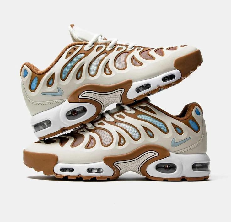Side profile of the Air Max Plus Drift Cream, highlighting its suede accents, gradient midsole, and signature Tuned Air cushioning.