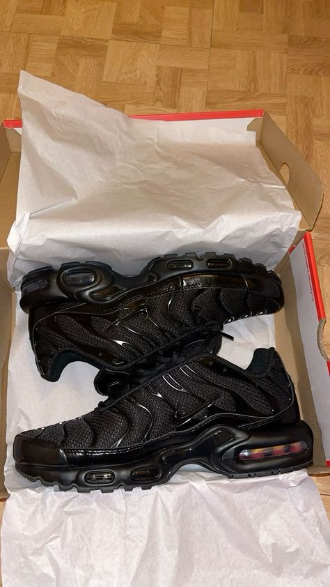 Side profile of the Nike Air Max Plus Black, highlighting its Tuned Air cushioning, bold design, and durable rubber outsole.