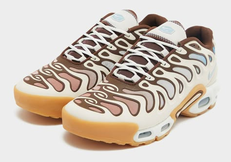 Close-up of the Air Max Plus Drift Cream (Phantom/Cacao Wow), showcasing its smooth cream-toned upper, breathable mesh, and wavy TPU overlays.

